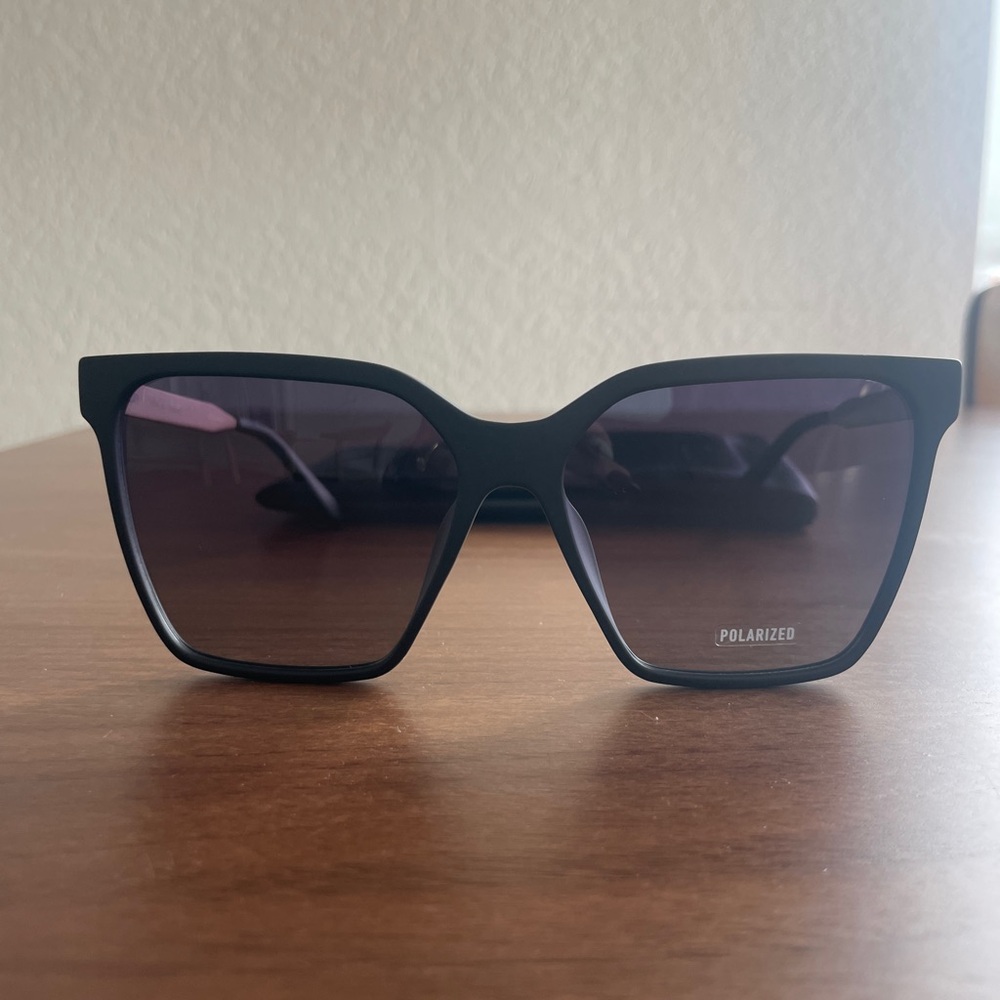 Quay Australia LEVEL UP REMIXED
MATTE BLACK/SMOKE POLARIZED
